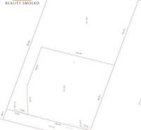 Alaprajz a Ľubotice-i telken lakóhely céljára, a parcella pontos méreteivel.