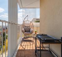 A pozsonyi Ružinovban található 3 szobás lakás erkélye hintával és kilátással a városra.