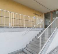 Bejárat egy háromszobás lakásba a Bajkalská utcában, Pozsonyban, Ružinovban lépcsőházzal.