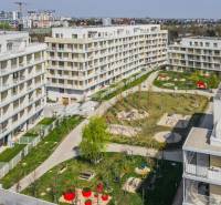 Lakókomplexum Pozsony-Ružinovban belső udvarral és játszótérrel.