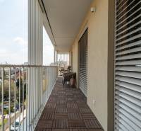 Erkély fa mintázatú padlóval egy 3 szobás lakásban, kilátással Pozsony - Ružinovra.