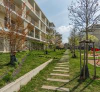 Lakóház gondozott zöldterületekkel és járdákkal körülvéve Pozsony-Ružinovban.