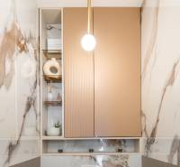 Márvány burkolat dekorációkkal a háromszobás lakás fürdőszobájában.