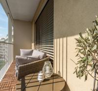 3 szobás lakás erkélye kényelmes ülőhellyel, kilátással és dekorációkkal.
