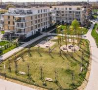 Pozsony-Ružinovban, a lakóházak között egy zöld park található játszótérrel.