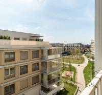 Erkélyek és zöldterületek a városi tömbházak között Pozsony-Ružinovban.