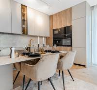 Stílusos konyha egy háromszobás lakásban, étkezőasztallal és fa dekorációjú padlóval.