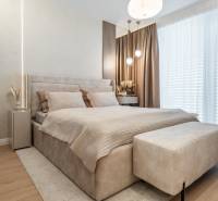 Világos hálószoba kényelmes ággyal, bézs függönyökkel és fa dekorációjú padlóval.