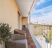 Erkély egy 3 szobás lakásban fa mintázatú padlóval, kilátással Pozsony - Ružinovra.