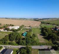 A vendéglátó tágas telkeket kínál lakhatásra, amelyeket természet és mezők vesznek körül.