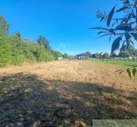 Lakótelek zöldövezetben Hosťovában napos időben.