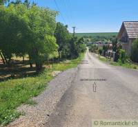 Hosťová út zölddel körülvéve, alkalmas lakótelkek számára.