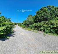 Zölddel körülvett hozzáférési út Hosťovában, alkalmas lakóterületek számára.