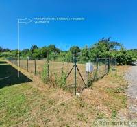 Lakóterület Hosťovában saját megközelítési úttal körülhatárolva.