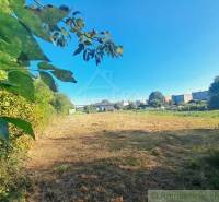 Egy nyugodt zöld telek Hosťovában, amely lakhatásra alkalmas, és amelyet természet és szomszédos házak vesznek körül.