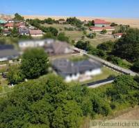 Panorámás kilátás a telkekre - lakóhely Hosťová községben, zölddel és házakkal körülvéve.