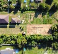 Építési telek Hosťovában, kertben megközelíthető úttal, 857 m²-es.