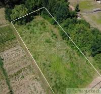 Lakóterületek Hosťovában, természet és fák által körülvéve, ideálisak kertnek.