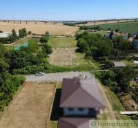 A vendéglátó vidéki lakótelkeket mutat be, háttérben egy híd panorámájával.