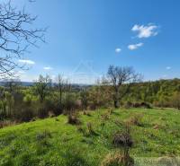 Krupinai táj virágzó rétekkel, alkalmas lakóterületnek panorámás kilátással.