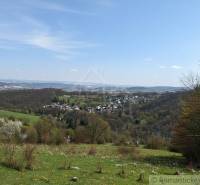 Tájkép a Krupina községre és a környező természetre a lakóterületek számára.