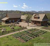 Vidéki birtok haszonállatokkal és kerttel gyönyörű tájon, Krupina közelében.