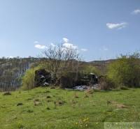 Zöldterület és romok Krupinán, alkalmas lakóingatlanok számára.