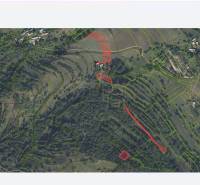 Légi felvétel a Horný Tisovníkban található lakóterületekre osztott telkekről, erdős tájjal.