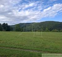 A Horný Tisovník területén található zöld területek és dombok lehetőséget kínálnak telkek - lakóhelyek számára.
