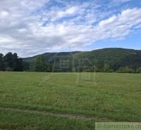 Tágas rétek Felsőtisovníkban, lakóterületre alkalmas telkek, zölddel és erdőkkel körülvéve.