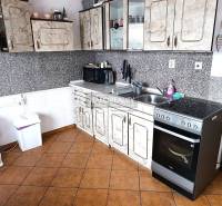 Konyha csempével és konyhabútorral egy kétszobás lakásban.