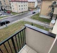 Kilátás egy kétszobás lakás erkélyéről a Prievidzai Svätoplukova utcán.
