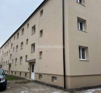 A Szvatopluk utca lakóházának külső része Privigyén, amely alkalmas egy kétszobás lakás számára.