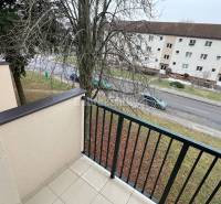 Kilátás az erkélyről a Prievidza-i Svätopluk utca felett, amely a 2 szobás lakás környékét ábrázolja.