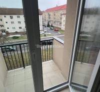 Erkélyajtó egy kétszobás lakásban, kilátással a Prievidza-i Svätoplukova utcára.
