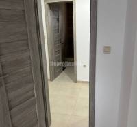 2 szobás lakás belső tere csempével, fa dekorált ajtókkal.