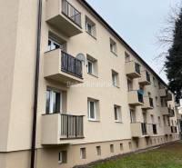 Épület erkélyekkel a Szvatopluk utca, Privigye, 2 szobás lakásokat kínál.