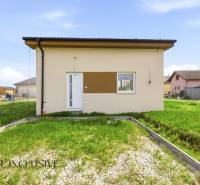 Ház Vojka nad Dunajomban füves udvarral és minimalista homlokzattal.