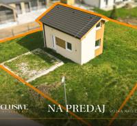 Ház Vojka nad Dunajomban tágas telken, úttal és szállítójárművel határolva.