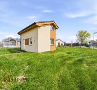 Egy ház Vojka nad Dunajom községben zöld réten áll a tiszta ég alatt.