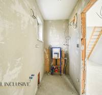 Az építkezés egy lépcsős és befejezetlen falakkal rendelkező házban.