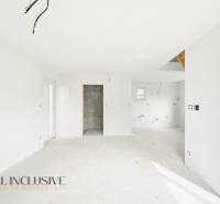 A kunyhó belseje fehér falakkal és befejezetlen padlóval, előkészítés a telepítésekhez.