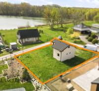 Vízparti ház Vojka nad Dunajom községben, nagy füves telekkel.