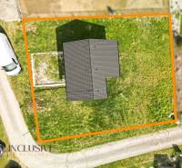 Légi felvétel a Vojka nad Dunajom-i házról, amelyet zöld terület vesz körül.