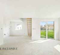 A kunyhó belseje nyitott térrel, üres szobával és kilátással a Vojka nad Dunajomra.