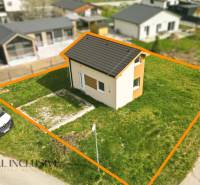 Ház Vojka nad Dunajom településen, saját telken, egy parkoló furgon mellett.