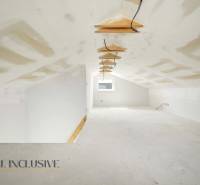 Padlástér egy fehér falú és gipszkarton mennyezetű házikóban.