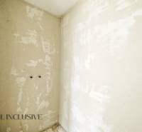 Nyers falak egy otthonos faházban, amelyek befejezésre és felújításra várnak.