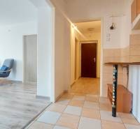 Konyha nappalival, fehér falak, fa mintás padló, 2 szobás lakás.