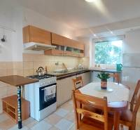 Konyha konyhabútorral és étkezőasztallal egy kétszobás lakásban.